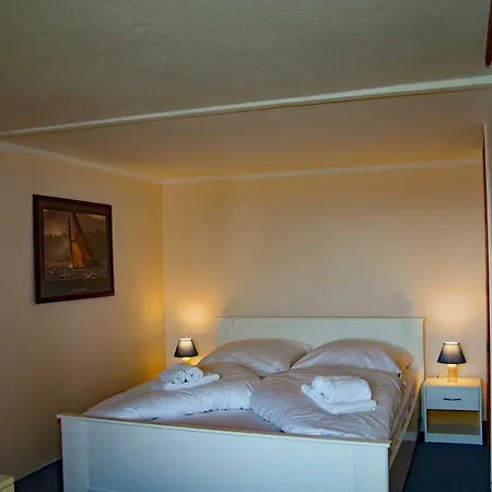 Reeddachhaus Mit Seeblick - Ruhe - Traumhafter Lage Am Selliner Sellin (Rugen)